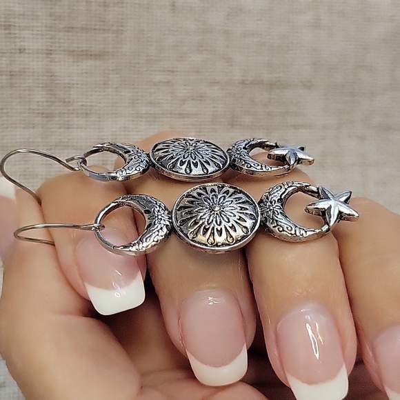 🔥LAST PAIR🔥 Moon & Star Medallion Drop Earrings - Picture 3 of 7